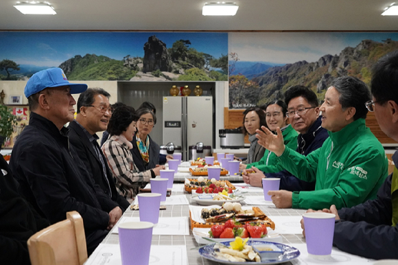 남성현 산림청장은 26일 충남 금산군 진산면 소재 사립 대둔산자연휴양림을 찾아 관계자들과 함께 현장 소통 간담회를 가졌다. [사진=산림청]