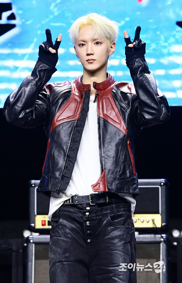 밴드 에이엠피 하유준이 21일 오후 서울 서대문구 예스24 원더로크홀에서 열린 AxMxP(에이엠피) 첫 번째 미니앨범 'Amplify My Way'(앰플리파이 마이 웨이) 프레스 쇼케이스에 참석하고 있다. [사진=정소희 기자]