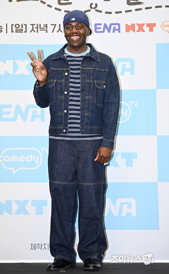 방송인 조나단이 19일 오전 서울 마포구 스탠포드호텔에서 열린 ENA, NXT, 코미디TV가 공동 제작하는 새 예능 '어디로 튈지 몰라' 제작발표회에서 포토타임을 갖고 있다. [사진=곽영래 기자]