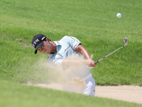 25일 전북 군산CC 에서 열린 KPGA 군산CC 오픈 2라운드 옥태훈이 1번홀 페어웨이 벙커샷 하고 있다. 2023.08.25 [사진=뉴시스]