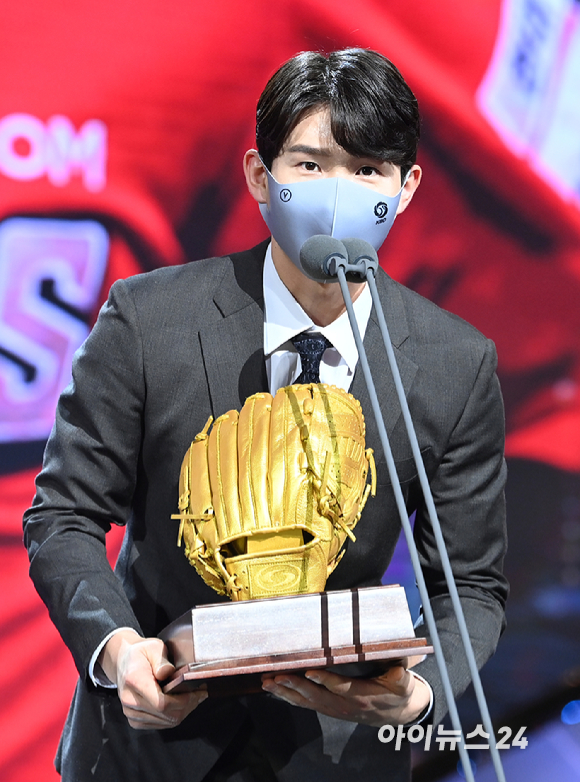 SSG 박성한이 10일 오후 서울 강남구 삼성동 코엑스 오디토리움에서 열린 2021 신한은행 SOL KBO 골든글러브 시상식에서 SSG 추신수의 사랑의 골든글러브상을 대리수상한 후 수상소감을 전하고 있다. [사진=김성진 기자]
