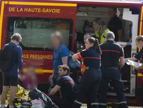 8일(현지시각) 프랑스 안시의 한 공원에서 칼부림 사건이 일어나 구급대원들이 피해자들을 이송하고 있다. [사진=유튜브 'TF1 INFO' 캡처]