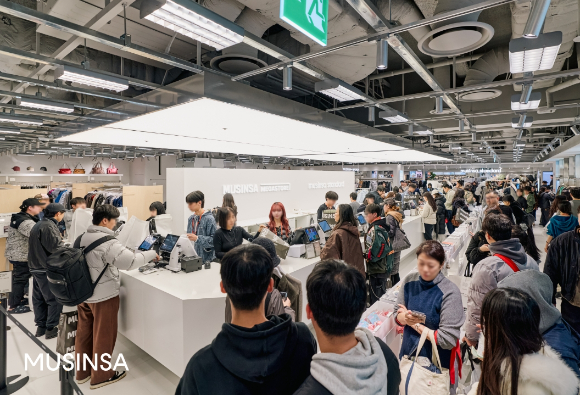 무신사 메가스토어 용산에서 쇼핑 중인 고객들 모습. [사진=무신사]