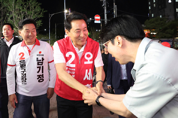 오세훈 국민의힘 서울시장 후보가 지난 22일 서울 종로구 선거사무소에서 한 언론과 인터뷰를 하고 있다. [사진=오세훈 국민의힘 서울시장 후보 선거사무소]