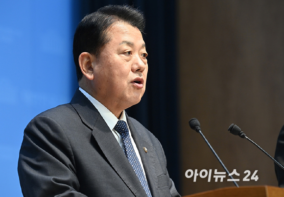 김병주 더불어민주당 의원이 5일 서울 여의도 국회 소통관에서 경기도지사 출마선언 기자회견을 하고 있다. [사진=곽영래 기자]