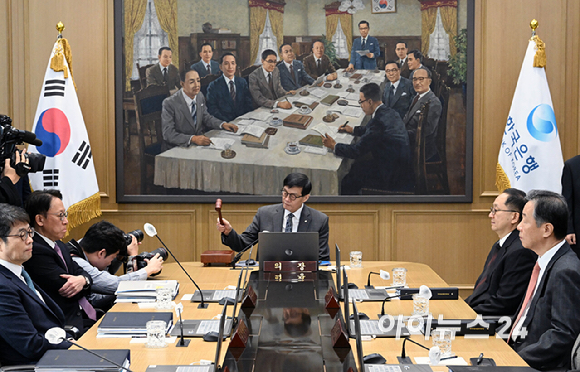 이창용 한국은행 총재가 25일 서울 중구 한국은행 본관에서 열린 금융통화위원회 본회의에 개회를 선언하는 의사봉을 치고 있다. [사진=사진공동취재단]
