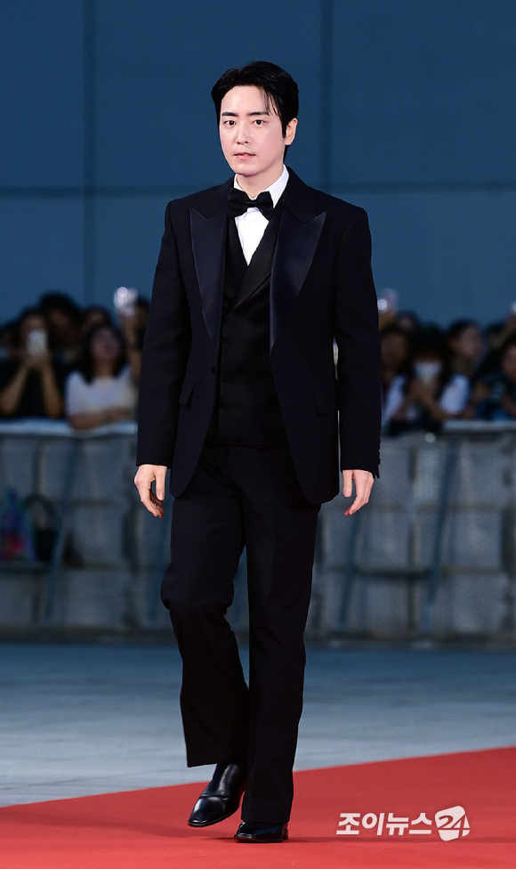 배우 이준혁이 18일 오후 인천광역시 파라다이스 시티에서 열린 제4회 청룡시리즈어워즈 레드카펫 행사에 참석하고 있다. [사진=정소희 기자]