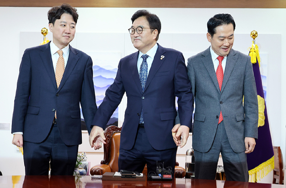 국민의힘 장동혁 대표(오른쪽)와 개혁신당 이준석 대표(왼쪽)가 13일 국회에서 더불어민주당의 일방적인 법안 강행 처리에 항의하며 국회의장실을 방문, 우원식 국회의장과 기념 촬영을 마친 뒤 자리로 돌아서고 있다. 2026.1.13 [사진=연합뉴스]