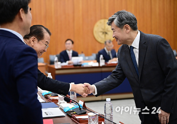 조태용 국정원장이 29일 오전 서울 내곡동 국정원에서 열린 국회 정보위 국정원 국정감사에 권영세 의원과 인사를 나누고 있다. [사진=곽영래 기자]