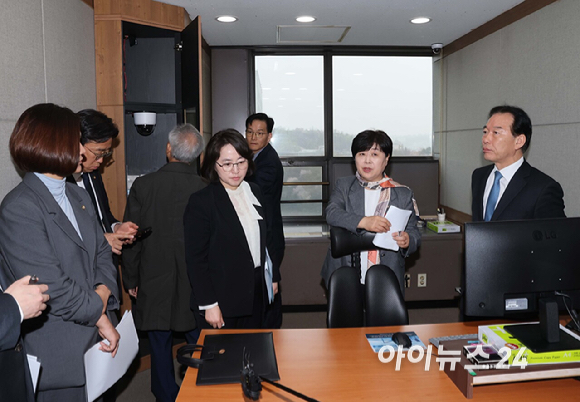 국회 윤석열 정권 정치검찰 조작기소 의혹 진상규명을 위한 국정조사 특별위원회가 9일 서울중앙지검에 대한 현장조사에 나섰다. 서영교 국조특위 위원장과 의원들이 영상녹화 조사실을 살펴보고 있다. [사진=국회사진기자단]