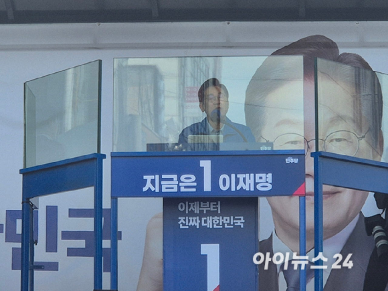 이재명 더불어민주당 대선 후보가 26일 경기도 남양주시 평내호평역 광장에서 유세를 진행하고 있다. [사진=김주훈 기자]
