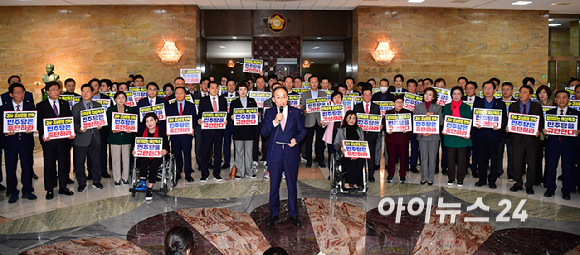 추경호 국민의힘 원내대표가 2일 오후 서울 여의도 국회 로텐더홀에서 더불어민주당의 감사원장 탄핵 관련 규탄 발언을 하고 있다. [사진=곽영래 기자]