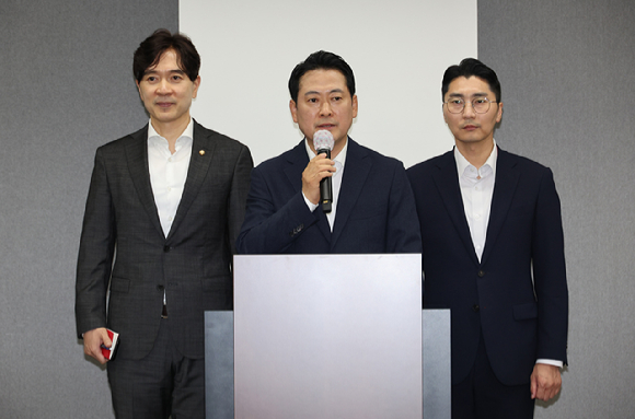 국민의힘 장동혁 대표가 28일 인천국제공항공사 항공교육원에서 현안 관련 기자간담회를 하고 있다. [사진=연합뉴스]