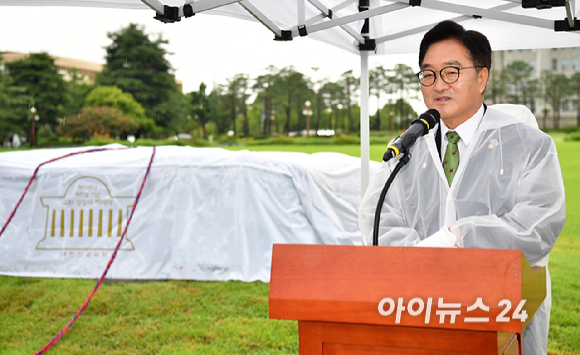 우원식 국회의장이 17일 오전 국회 잔디마당에서 열린 제77주년 제헌절 기념 상징석 제막식에서 기념사를 하고 있다. [사진=곽영래 기자]