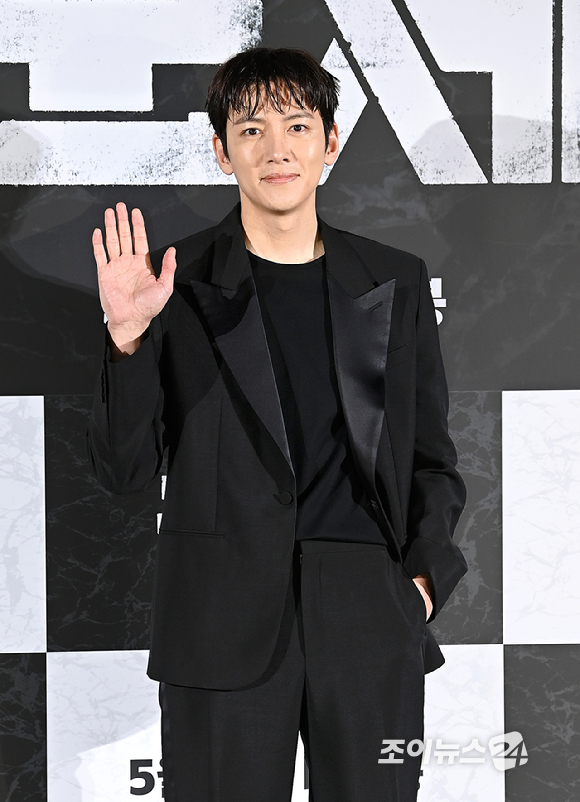 배우 지창욱이 6일 오전 서울 용산구 CGV 용산아이파크몰에서 열린 영화 '군체' 제작보고회에서 포토타임을 갖고 있다. [사진=곽영래 기자]