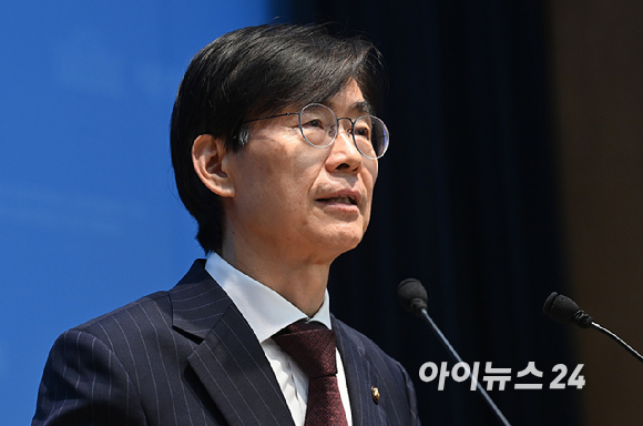 조경태 국민의힘 의원이 28일 서울 여의도 국회 소통관에서 정치 현안 관련 기자회견을 하고 있다. [사진=곽영래 기자]