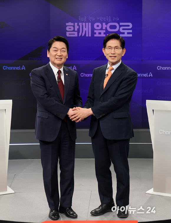 24일 오후 종로 동아미디어센터 채널A 스튜디오에서 국민의힘 대선 2차 경선 진출자인 안철수, 김문수 후보가 토론 전 악수를 하고 있다. [사진=국회사진취재단]