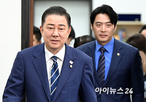 김병기 당대표 직무대행 겸 원내대표가 18일 오전 서울 여의도 국회에서 열린 최고위원회의에 참석하고 있다. [사진=곽영래 기자]