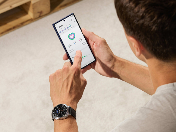 한 이용자가 삼성 헬스 기능을 이용하고 있다.[사진=삼성전자]