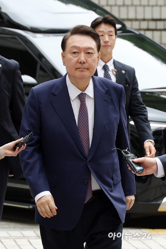 윤석열 전 대통령이 16일 오전 서울 서초구 서울중앙지방법원에서 열린 내란 우두머리 혐의·직권남용 권리행사 방해 혐의 사건 7차 공판에 출석하고 있다. [사진=사진공동취재단]