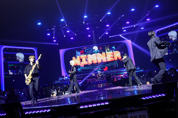 밴드 엔플라잉이 9일 서울 올림픽공원 올림픽홀에서 열린 단독 콘서트 '2025 N.Flying LIVE '&CON4 : FULL CIRCLE''(2025 엔플라잉 라이브 '엔콘4 : 풀 서클')에서 멋진 공연을 펼치고 있다. [사진=FNC엔터테인먼트]