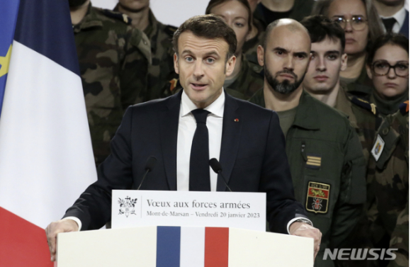 에마뉘엘 마크롱 프랑스 대통령이 지난 1월20일 프랑스 남서부 몽드마르산 공군기지에서 프랑스 육군에게 신년 연설을 하고 있다. [사진=뉴시스 ]