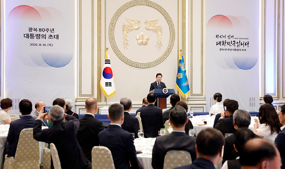 이재명 대통령이 14일 청와대 영빈관에서 열린 '광복 80주년, 대통령의 초대' 행사에서 독립유공자 후손 및 참석자들을 향해 박수를 보내고 있다. 2025.8.14 [사진=연합뉴스]