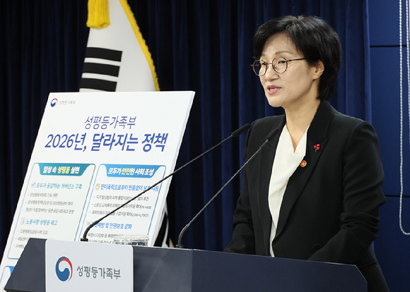 원민경 성평등가족부 장관이 19일 서울 종로구 정부서울청사에서 업무보고 사후 브리핑을 하고 있다. 2025.12.19 [사진=연합뉴스]