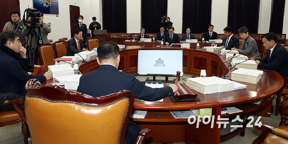 이종석 국가정보원장이 24일 서울 여의도 국회에서 국정원 2026년도 예산안 등과 관련해 열린 정보위원회 전체회의에 출석해 있다. [사진=곽영래 기자]