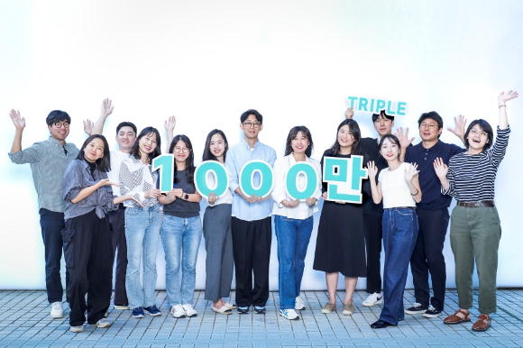 인터파크트리플 임직원들이 '트리플' 1000만 이용자 돌파를 기념하고 있다. [사진=인터파크트리플]