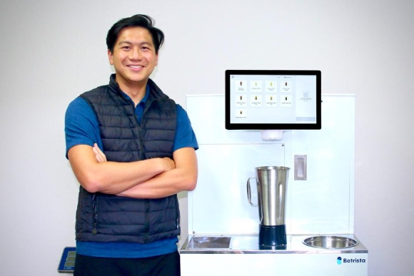 션 쉬우 보트리스타 대표가 차세대 음료 자동화 로봇 앞에서 포즈를 취하고 있다. [사진=두나무앤파트너스]