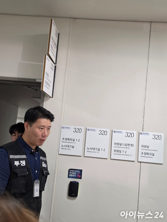 박수근 중앙노동위원회 위원장이 2차 사후 조정 회의가 열리는 조정회의실1에 입장하고 있다. [사진=황세웅 기자]