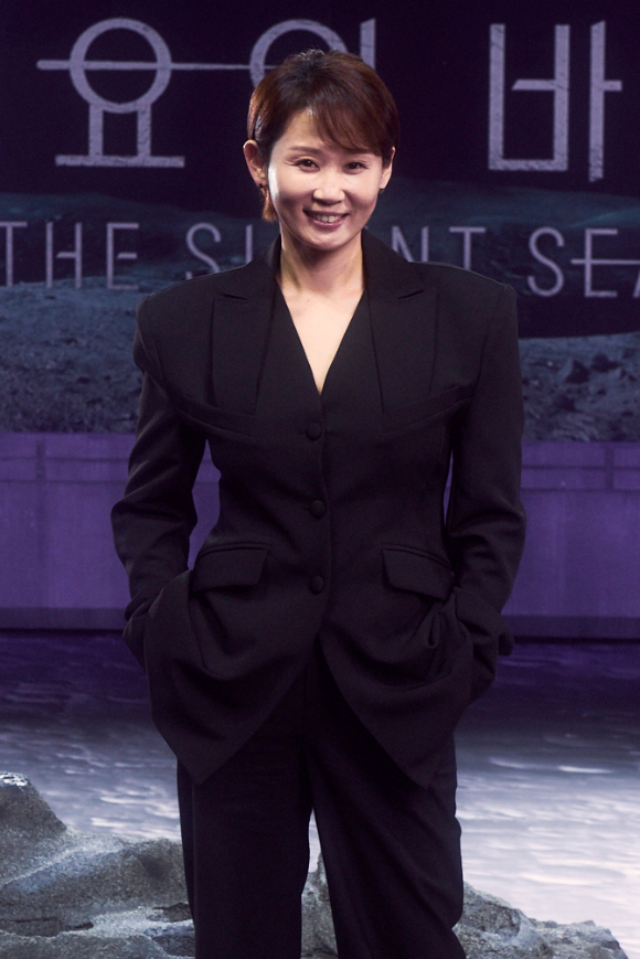 배우 김선영이 22일 온라인으로 진행된 넷플릭스 오리지널 시리즈 '고요의 바다' 제작발표회에 참석해 포즈를 취하고 있다. [사진=넷플릭스]