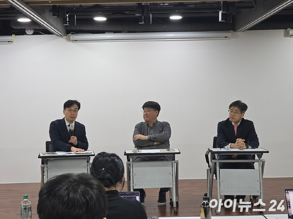 황성기 한양대 법학전문대학원 교수가 13일 서울 광화문 CKL기업지원센터에서 열린 '게임법 전면개정안 주요쟁점' 세미나에서 발언하고 있다. [사진=박정민 기자]