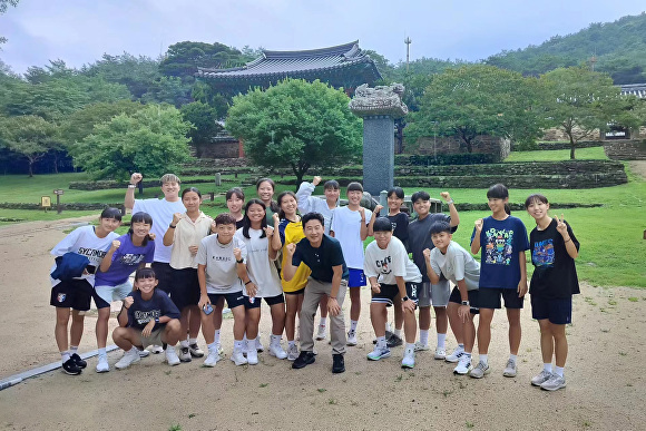 대만 후이원 여자고등학교 축구 선수단이 달성 도동서원을 방문, 기념 촬영하고 있다. [사진=달성군]