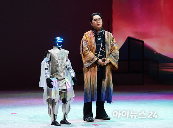 21일 오후 서울 강동구 고덕동에 위치한 로봇복합문화공간 'GALAXY ROBOT PARK'(갤럭시 로봇 파크) 그랜드 오픈 기자간담회가 열렸다. 최용호 갤럭시코퍼레이션 대표가 인사말을 하고 있다. [사진=정소희 기자]