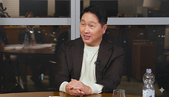 최태원 SK그룹 회장 겸 대한상공회의소 회장이 저성장 해법을 설명하고 있다. [사진=SK그룹]