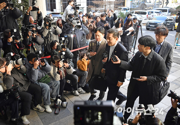 공천헌금 수수 의혹 등 13가지 의혹으로 수사를 받고 있는 김병기 무소속 의원이 26일 오전 서울 마포구 서울경찰청 공공범죄수사대에 출석하고 있다. [사진=곽영래 기자]