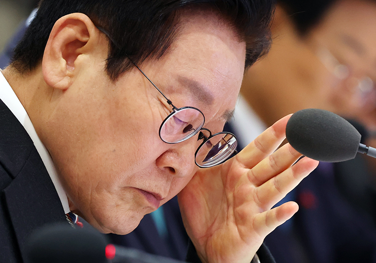 이재명 대통령이 지난 9일 서울 용산 대통령실에서 열린 국무회의에서 자료를 보고 있다. 2025.12.9 [사진=연합뉴스]