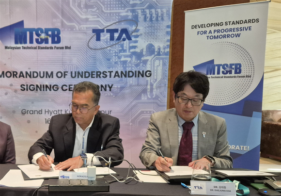 김대중 TTA 본부장(오른쪽)과 Mr. Norazizan Mohamad MTSFB 이사가 업무협약을 체결하고 있는 모습. [사진=TTA]