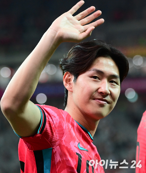지난 2024년 서울월드컵경기장에서 열린 2026 FIFA 북중미 월드컵 2차 예선 대한민국과 중국의 경기가 1:0 대한민국의 승리로 끝났다. 이강인이 관중석을 향해 손을 흔들고 있다. [사진=정소희 기자]