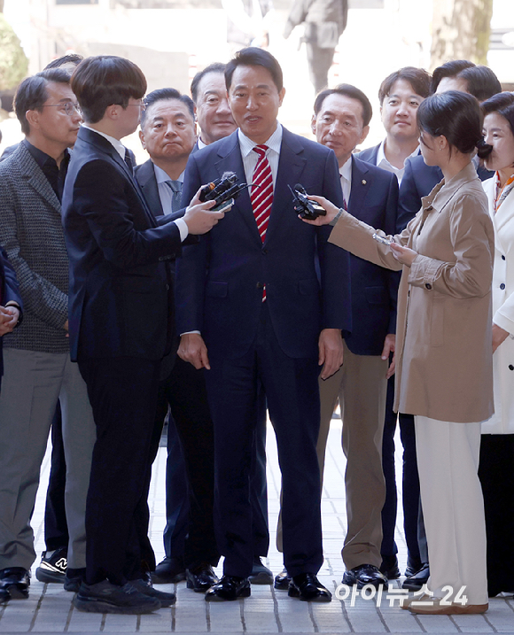 명태균 여론조사비 대납 의혹으로 재판에 넘겨진 오세훈 서울시장이 23일 오후 서울 서초구 서울고등법원에서 열린 정치자금법 위반 혐의 항소심 선고기일에 출석하고 있다. [사진=곽영래 기자]