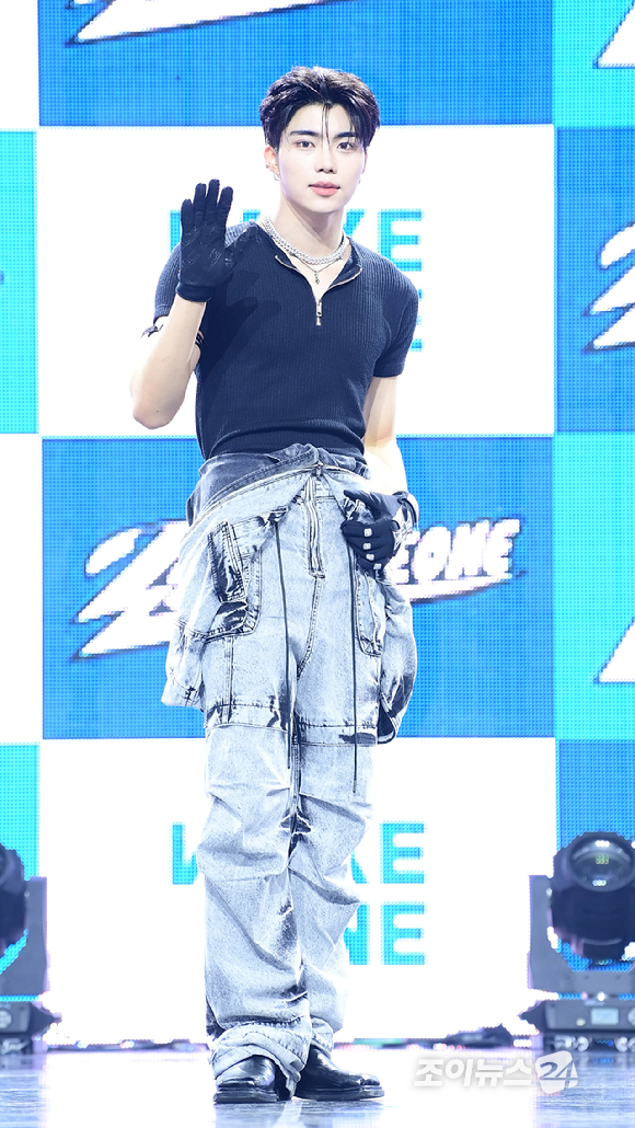 그룹 제로베이스원 박건욱이 1일 오후 서울 용산구 한남 블루스퀘어에서 열린 제로베이스원(ZEROBASEONE) 정규 1집 '네버 세이 네버(NEVER SAY NEVER)' 쇼케이스에 참석하고 있다. [사진=정소희 기자]