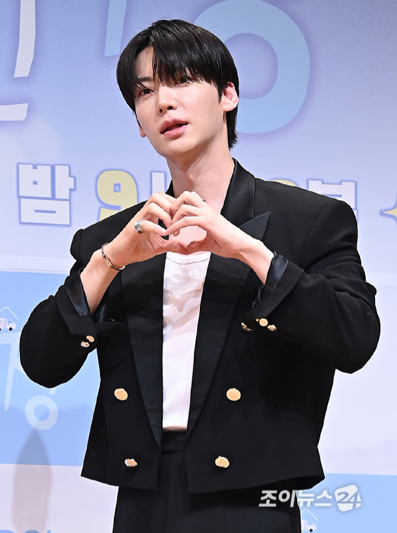 배우 안재현이 16일 서울 여의도 KBS 아트홀에서 열린 KBS 2TV 신규 예능 '가는정 오는정 이민정' 제작발표회에서 포토타임을 갖고 있다. [사진=곽영래 기자]