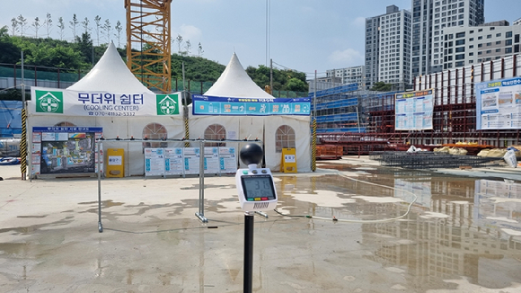 건설현장 체온측정기와 무더위 쉼터. [사진=LH]