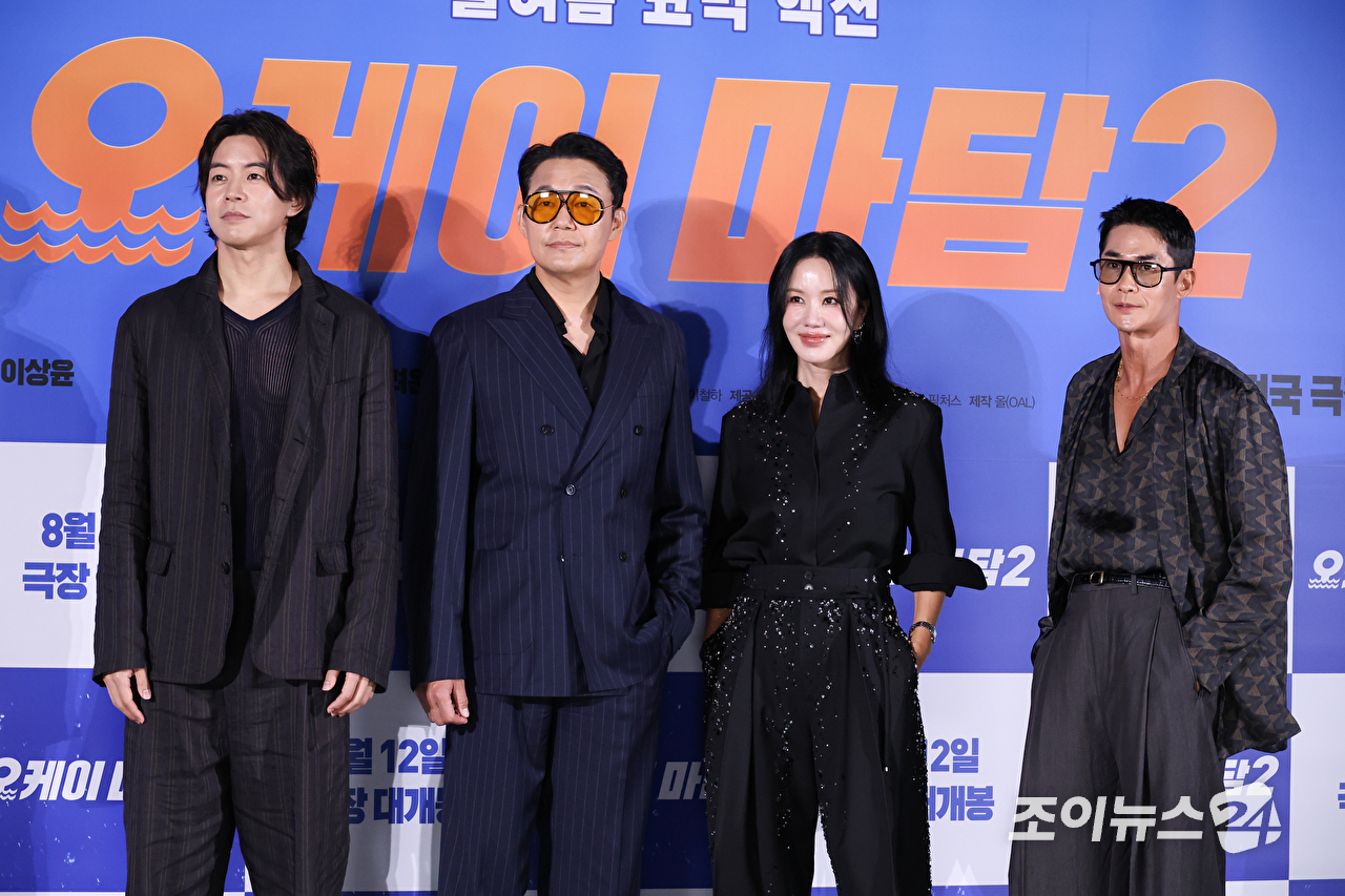 배우 이상윤, 박성웅, 엄정화, 배정남이 13일 오전 서울 용산구 CGV 용산아이파크몰점에서 진행된 영화 '오케이 마담2'(감독 이철하) 제작보고회에 참석해 포즈를 취하고 있다. [사진=문수지 기자]