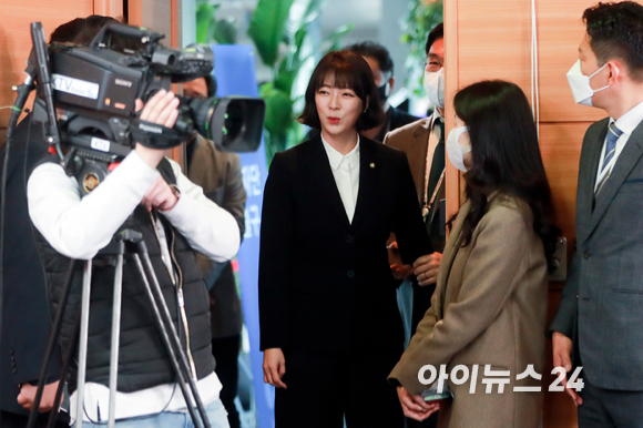 배현진&nbsp;신임 당선인 대변인이 5일 오전 서울 종로구 통의동 대통령직인수위원회 기자회견장에서 인사말을 하기 위해 들어서고 있다. [사진=인수위사진기자단]