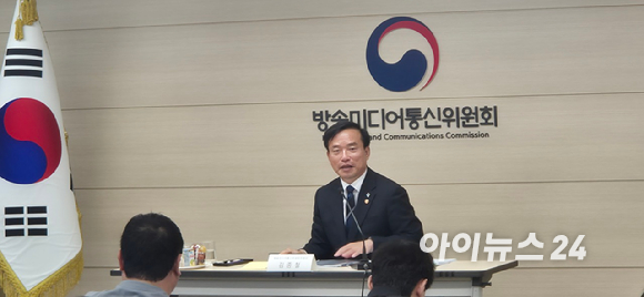 김종철 방송미디어통신위원장이 15일 경기 과천시 정부과천청사 방송미디어통신위원회에서 취임 6개월을 맞아 출입기자단과 간담회를 하고 있다 [사진=서효빈]