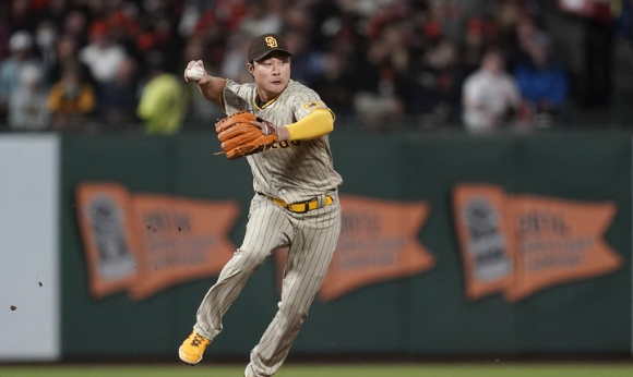 MLB 샌디에이고에서 뛰고 있는 김하성은 올 시즌 초반 페르난도 타티스 주니어의 손목 부상으로 선발 출전 기회가 늘어날 것으로 보인다. [사진=뉴시스]
