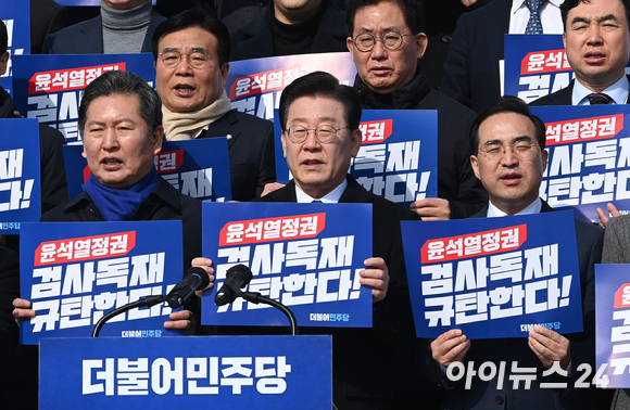 이재명 대표(가운데), 박홍근 원내대표(오른쪽)을 비롯한 더불어민주당 관계자들이 17일 오전 서울 여의도 국회 본청 계단에서 열린 윤석열 정권 검사독재 규탄대회에서 구호를 외치고 있다. [사진=김성진 기자]